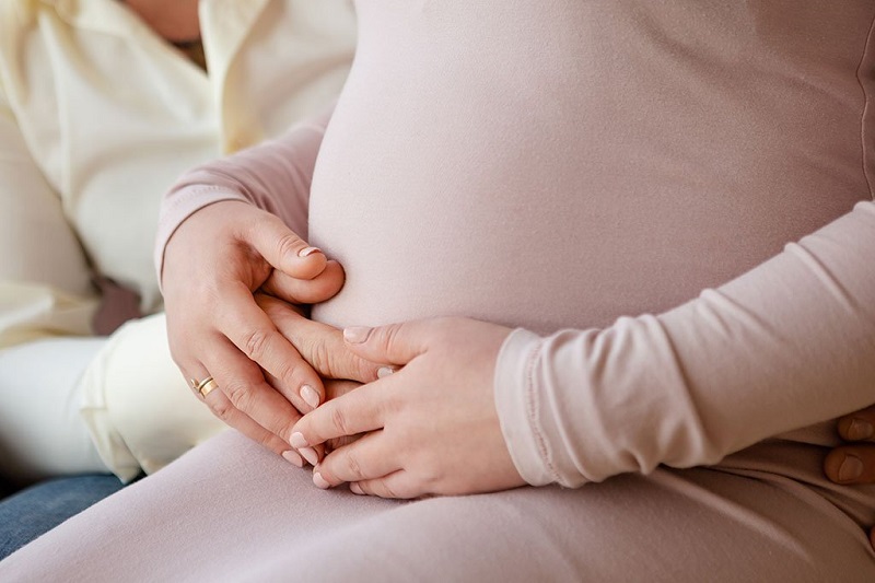 Người mẹ thấy giảm cử động thai nhi, thai máy ít do không gian buồng tử cung ngày càng chật hẹp